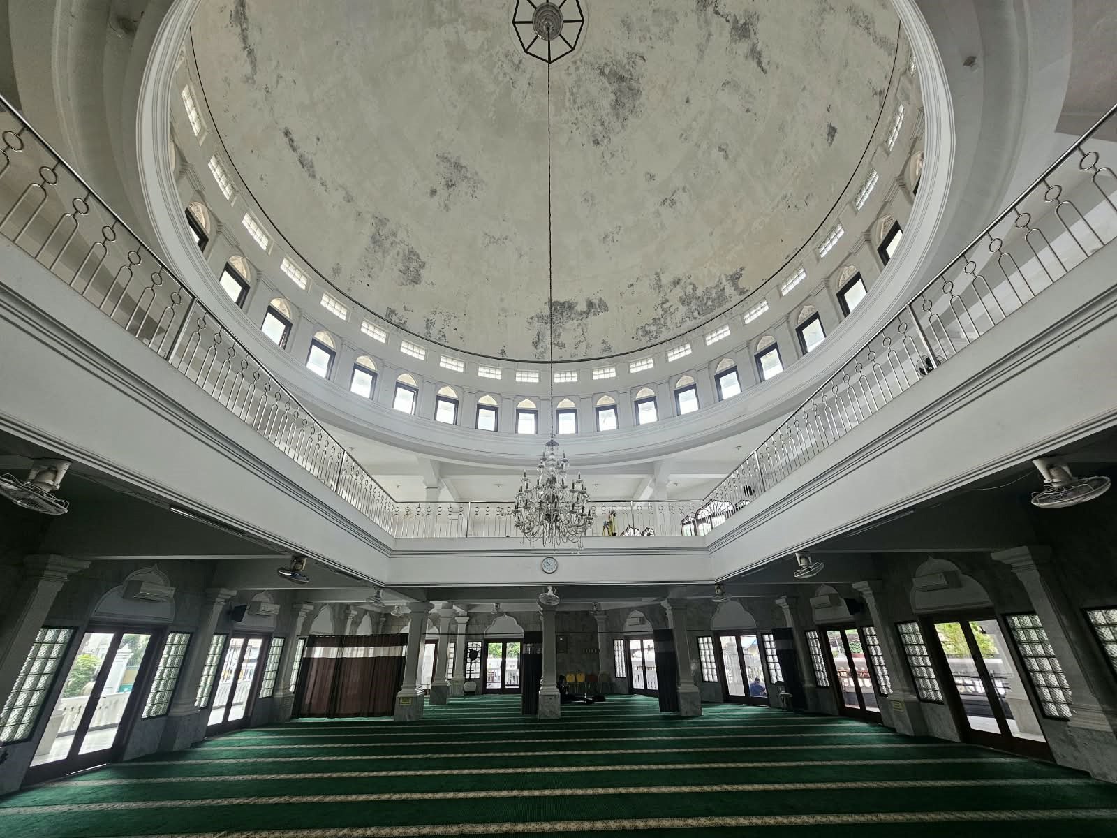 Ruang ibadah Masjid Al-Hidayah
